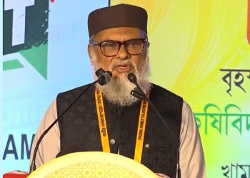 একটা পিঁপড়াও একা হাঁটে না, অথচ আমরা দশ গ্রুপে বিভক্ত: আ ফ ম খালিদ