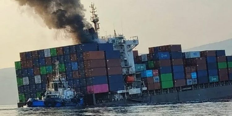 হরমুজ প্রণালির কাছে ক্ষেপণাস্ত্র হামলা, ২৪ ঘণ্টায় ডুবলো দুই জাহাজ