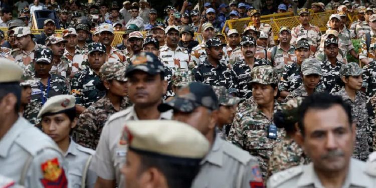 অবরুদ্ধ দিল্লি: বন্ধ মেট্রো-রেল-ইন্টারনেট সেবা, ২০ হাজারের বেশি পুলিশ মোতায়েন