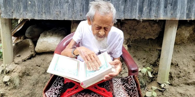১২৩ বছরেও চশমা ছাড়া কুরআন পাঠ, সেই আব্বাস প্রামাণিক মারা গেছেন