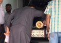 গাড়ি থেকে নিজেই সরকারি লোগো খুলে ফেললেন ইশরাক