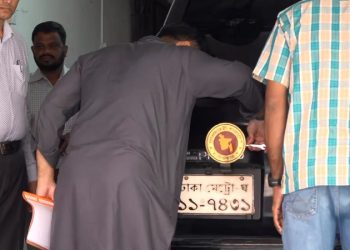 গাড়ি থেকে নিজেই সরকারি লোগো খুলে ফেললেন ইশরাক