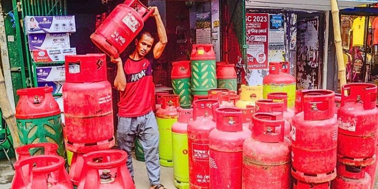 সরকারি দামেই বিক্রি করতে হবে এলপিজি, না মানলে কঠোর ব্যবস্থা