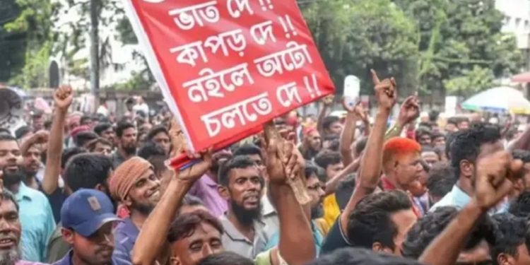 বিদ্যুৎসংযোগ বিচ্ছিন্নের প্রতিবাদে রাজধানীতে অটোরিকশা চালকদের সড়ক অবরোধ