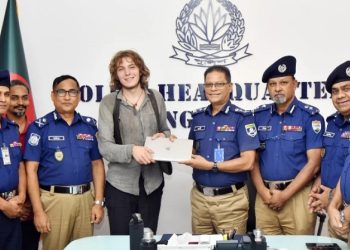 জার্মান পর্যটকের হারানো ল্যাপটপ হস্তান্তর, পুরস্কৃত দুই পুলিশ