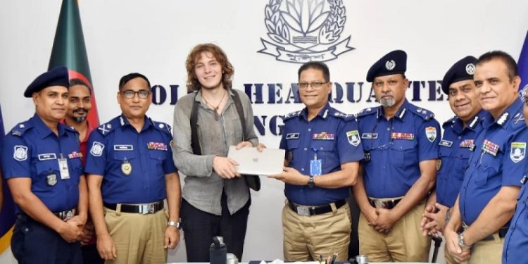 জার্মান পর্যটকের হারানো ল্যাপটপ হস্তান্তর, পুরস্কৃত দুই পুলিশ