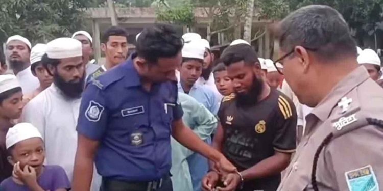স্কুলছাত্রকে রুমে ডাকতেই ‘আসল চেহারা’ বেরিয়ে আসে ইমামের!